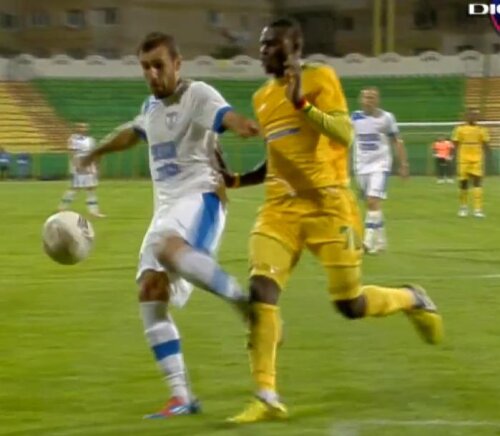 Momentul în care N'Doye pare să-l împingă pe Dandea Captură: DigiSport