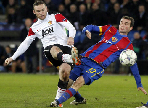 Anul trecut, Rooney (stînga) a luat doar un punct cu Basel, iar ratarea 