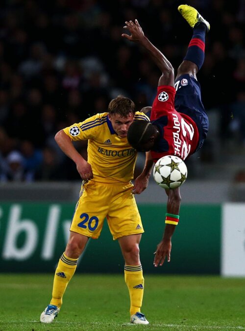 Rodionov (stînga) a evitat atacul aerian al lui Chedjou (Lille) // Foto: Guliver/GettyImages