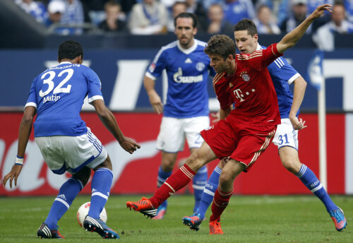 Muller va puncta pentru 0-2 la capătul unei acțiuni în care i-a lăsat spectatori pe fundașii lui Schalke // Foto: Reuters