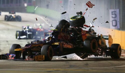 Michael Schumacher a greșit în Singapore.
Germanul l-a izbit din
spate pe francezul
Jean-Eric Vergne,
accidentul spectaculos
ducînd la abandonul
celor doi Foto: Getty Images