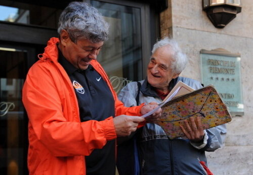 Mircea Lucescu, alături de un suporter din Torino (foto: shakhtar.com)