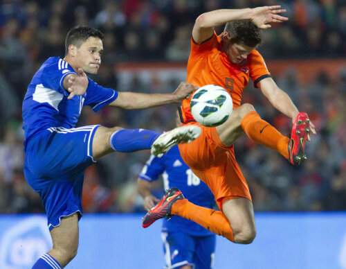 Huntelaar (dreapta) a evitat orice contact dur cu agresivii adversari // Foto: Reuters