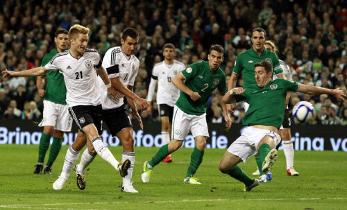 Reus (stînga) înscrie încă un gol în poarta irlandezilor // Foto: Reuters
