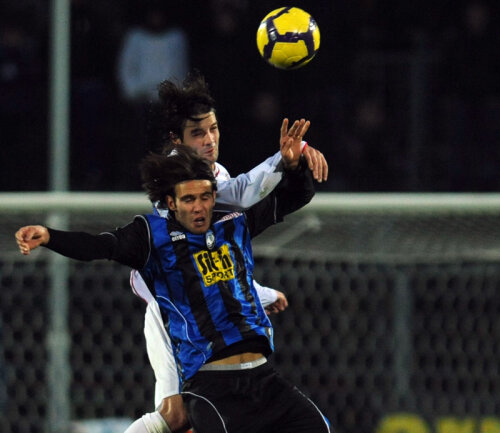 Chivu (în alb) a dat contra Atalantei primul gol la Inter și tot contra echipei din Bergamo a jucat, fără să știe, într-un posibil meci trucat // Foto: Guliver/Getty Images