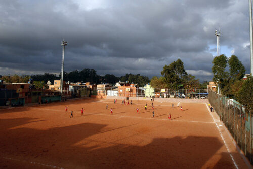 Favela, patria fotbalului brazilian, e un amestec de sărăcie şi fericire, soare şi nori: de aici pleacă anual sute de jucători spre toate colţurile lumii!