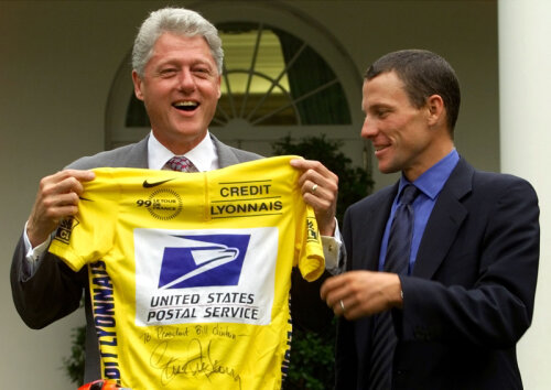 Bill Clinton nu este singurul şef de stat cu care Armstrong a avut legături vizibile. Fostul ciclist a fost apropiat şi de Bush, dar şi de Sarkozy