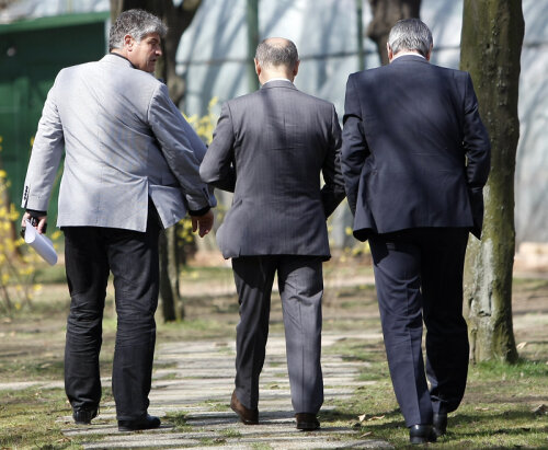 Copos nu ştie ce să mai facă pentru a-l convinge pe Ando să preia acum echipa.