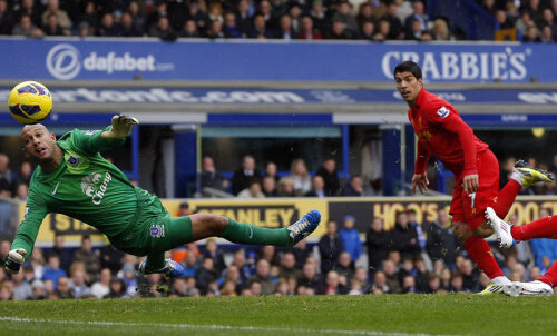 Luis Suarez (dreapta) a ajuns la 8 goluri în toate competițiile la Liverpool în acest sezon // Foto: Reuters