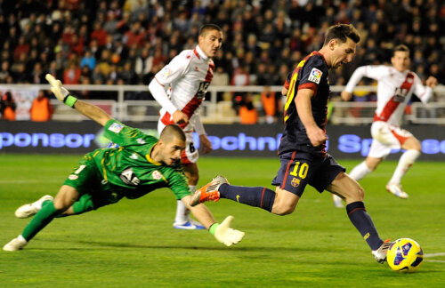 Messi îl driblează pe portarul lui Rayo şi face 0-5! // Foto: Guliver/GettyImages