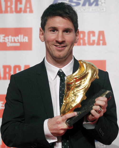 Messi prezintă ultimul său trofeu primit.