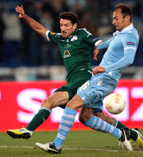 Ştefan Radu (dreapta) îl blochează pe Toche, jucătorul lui Panathinaikos // Foto: Guliver/GettyImages