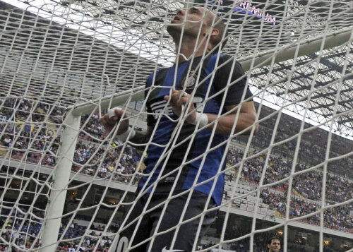 Sneijder, dezamăgit şi agăţat în plasă // Foto: Reuters