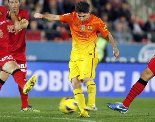 Înconjurat de adversari, Messi şutează şi înscrie primul său gol // Foto: Reuters