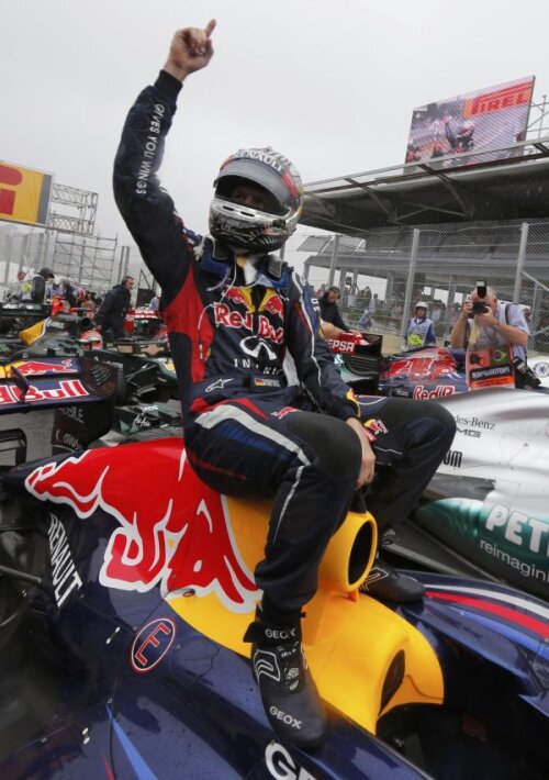 Vettel a sărbătorit al treilea titlu pe maşinăFoto: Reuters