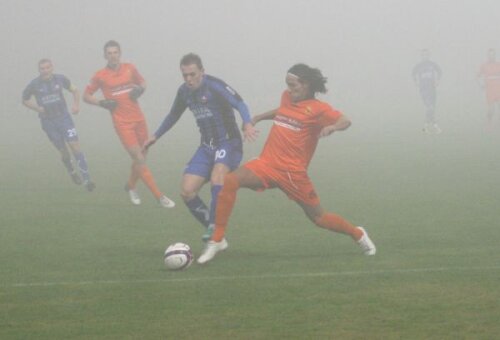 Băjenaru (stînga, în duel cu Aloisio) a
liniștit spiritele cu golul de 2-0
Foto: Marian Brăilescu (Piatra-Neamț)