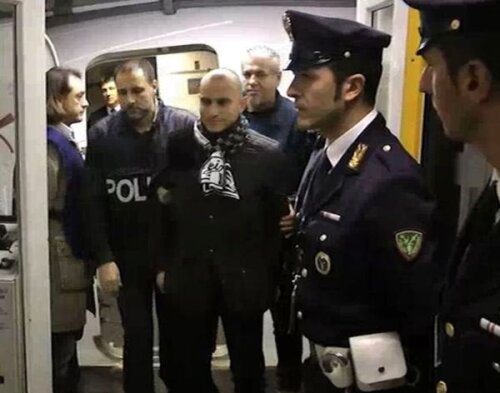 Gegici (încadrat de poliţişti) a refuzat 5.000 de euro din partea unei televiziuni ca să vorbească despre Conte, antrenorul lui Juve, suspendat încă în urma scandalului pariurilor
Foto: AP/Agerpres