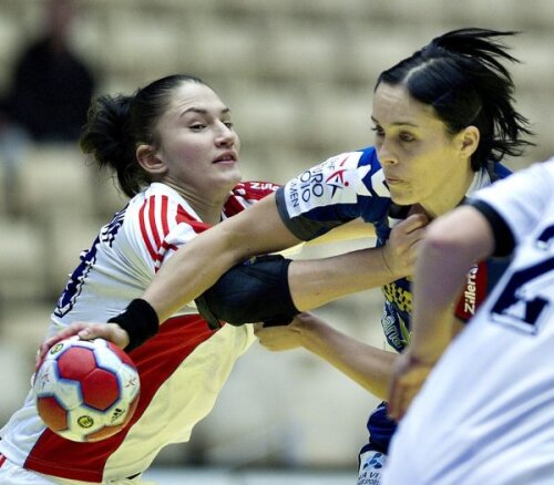 Olga Vetkova și
Aurelia Brădeanu
într-un duel din 2010