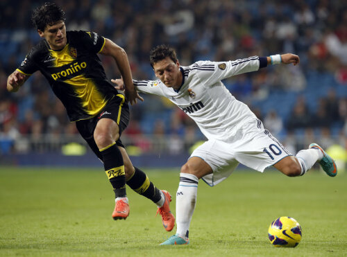 Săpunaru (stînga) are un gol în tricoul alb-albastru, dar şi 7 cartonaşe galbene în La Liga // Foto: Reuters