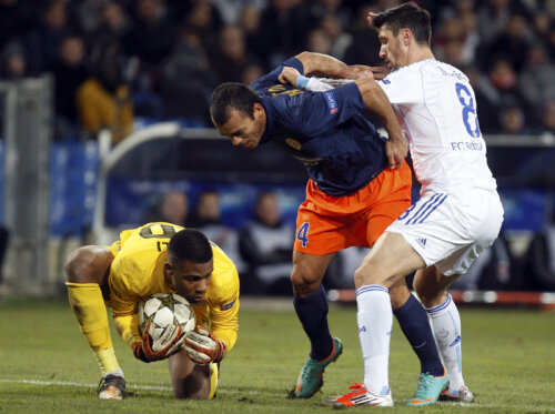 Marica (dreapta), blocat de adversari în meciul cu Montpellier // Foto: Reuters
