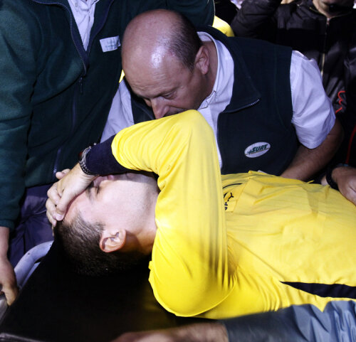 Un arbitru asistent mai norocos decît Nieuwenhuizen: acesta a scăpat violenţei din fotbal // Foto: Reuters