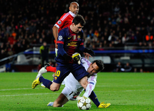 Messi nu a putut evita ciocnirea cu portarul Artur, dar ligamentele genunchiului au rezistat. În cîteva zile e ca nou
