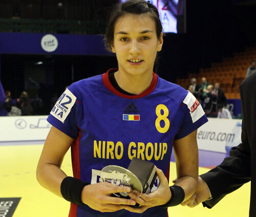 Cristina Neagu alături de premiul acordat celei mai bune jucătoare a meciului.