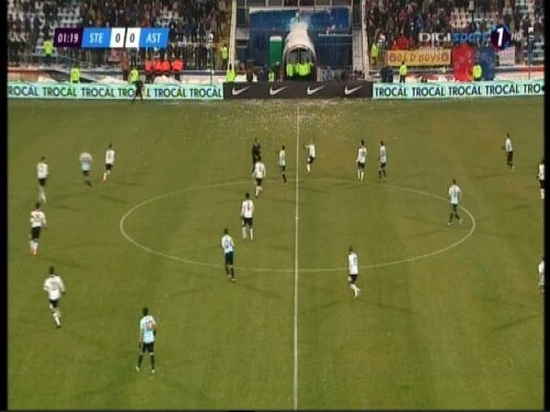 Telespectatorii au putut urmări cu greu partida din cauza culorilor asemănătoare alese de cele două echipe Captură: DigiSport