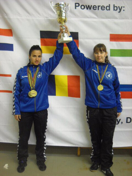 Florica Chiar (stînga) şi Paula Paraschiv au cîştigat aurul la dublu feminin