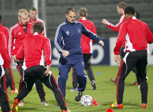 Frank de Boer (în albastru) conduce din teren pregătirea lui Ajax // Foto: Reuters