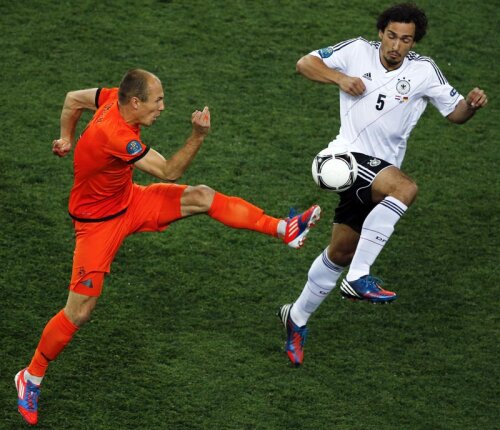 Robben (stînga), surprins în meciul cu Germania, de la Euro. La turneul final, Olanda lui Arjen a pierdut toate cele 3 partide din grupă // Foto: Reuters