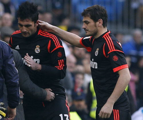 Casillas (dreapta), consolîndu-l pe Adan după eliminare // Foto: Reuters