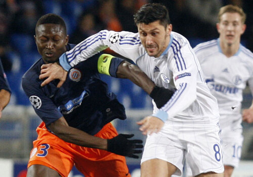 Schalke nu vrea să-i prelungească acordul lui Marica (dreapta), dar nici să-l lase să plece mai devreme // Foto: Reuters