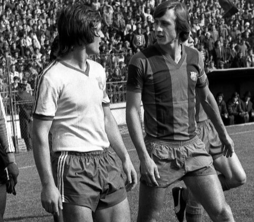 Ipostază din Ghencea, din Cupa UEFA 1977, înainte de Steaua - Barcelona 1-3, cu Liţă Dumitru şi Cruyff printre marcatori