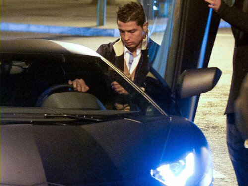 Greu de prins pe teren de aversari, Ronaldo calcă tare accelerația și la volanul Lamborghini-ului său Aventador