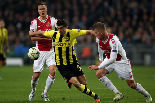 Moisander (stînga) şi Alderweireld nu reuşesc să-l blocheze 2 contra 1 pe Lewandowski (Borussia) // Foto: Reuters