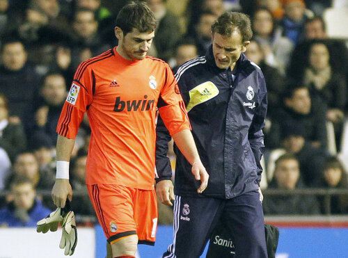 Casillas, accidentat şi în conflict cu Mourinho, va lipsi cel puţin două luni din poarta Realului.