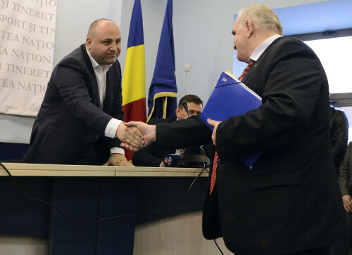Răzvan Pîrcălabu a fost felicitat de contracandidatul său, Vasile Puşcaşu (cu spatele), imediat după numărătoarea voturilor // Foto: Raed Krishan