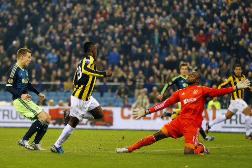Fundașul lui Ajax, Moisander (stînga), e spectator la golul de 3-2 al lui Ibarra. Portarul Vermeer n-are ce face