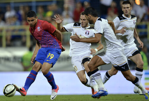 Rocha (27 de ani) a fost titular într-un singur meci din ultimele 9 oficiale jucate de Steaua în finalul lui 2012