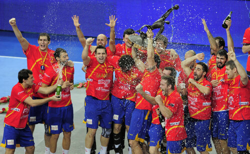 Spaniolii s-au bucurat cu şampanie şi aur // Foto: AFP/MediafaxFoto