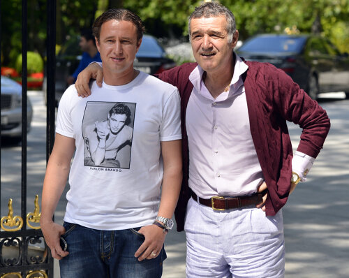 Reghecampf și Becali profită de faptul că sînt cei mai importanți oameni la clubul cu expunere maximă în presă, Steaua