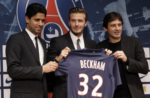 David Beckham a fost prezentat ieri la PSG de preşedintele Nasser Al-Khelaifi (stînga) şi directorul sportiv Leonardo (dreapta)
