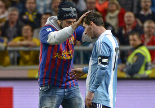 Un fan al Barcei îl mîngîie pe Messi în amicalul Suedia - Argentina 2-3 // Foto: Reuters