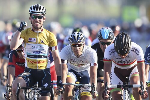 Cavendish (stînga) imediat după cîștigarea etapei finale (foto: Reuters)