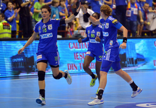 Adina Meiroşu (stînga) şi Marija Jovanovici speră să marcheze azi de cît mai multe ori // Foto: Cristi Preda