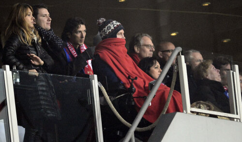 Protejat de frig cu o pătură, Neșu asistă la Ajax - Steaua alături de prietenul Ogăraru