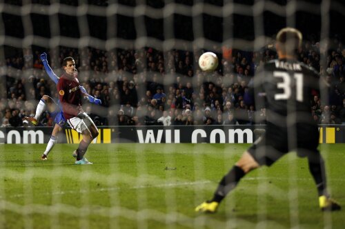 Hazard, în albastru, a înscris cu o execuție perfectă (foto: Reuters)