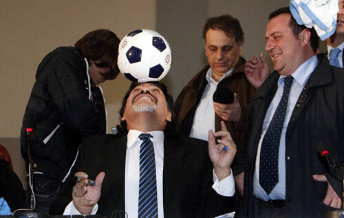 Maradona a jonglat ieri cu mingea la conferinţă // Foto: Reuters