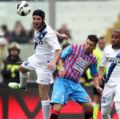 Chivu (stînga, în duel cu Izco) a ajuns cu Inter la un punct de rivala Milan, cu care se bate pentru locul 3 de Ligă // Foto: Gulliver/GettyImages